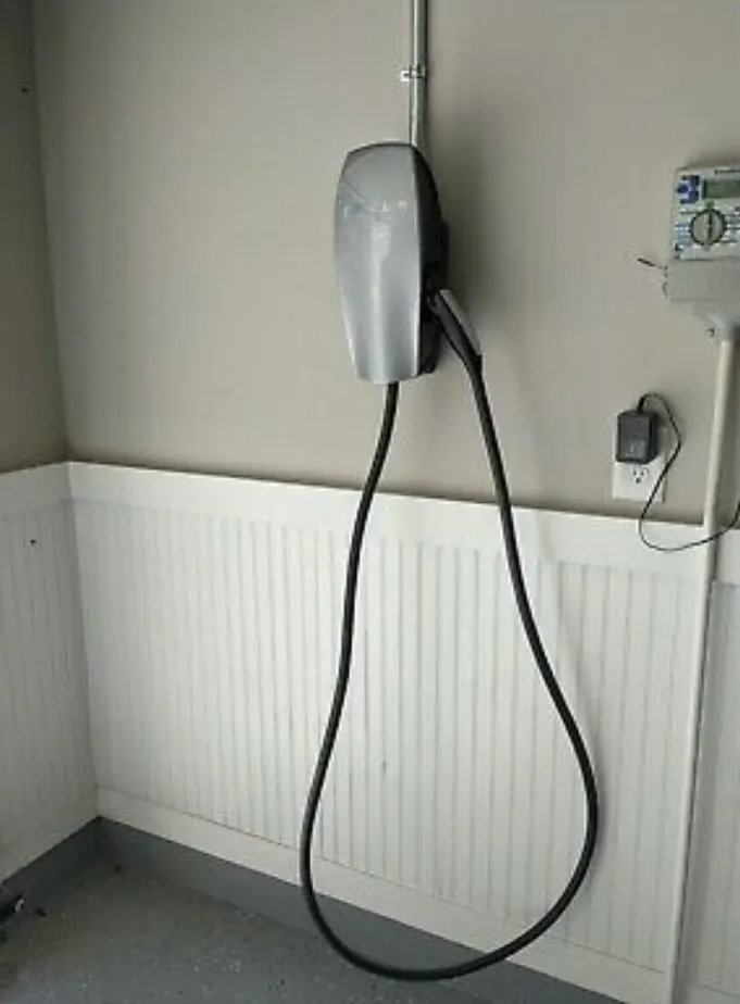 Emergency electrician providing outlet and switch repair in Round rock , TX - 1904 Electric & Solar
