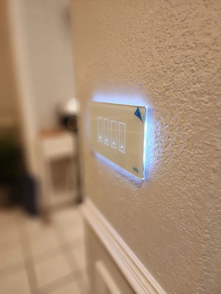 Emergency electrical service for homes in lighting installation, by