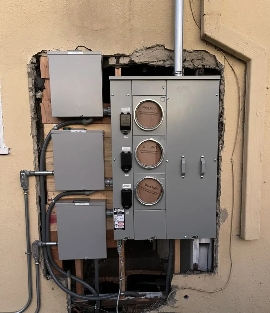 Emergency electrician providing emergency electrical service in , 