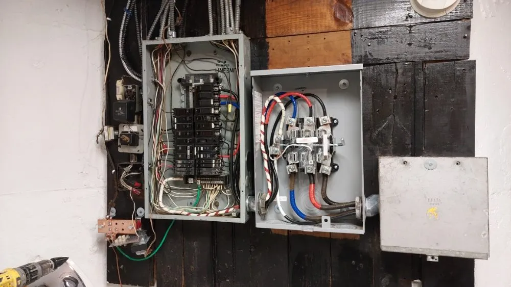 Expert electrician providing outlet and switch repair in Jamaica, NY - 3 Phase Electrical