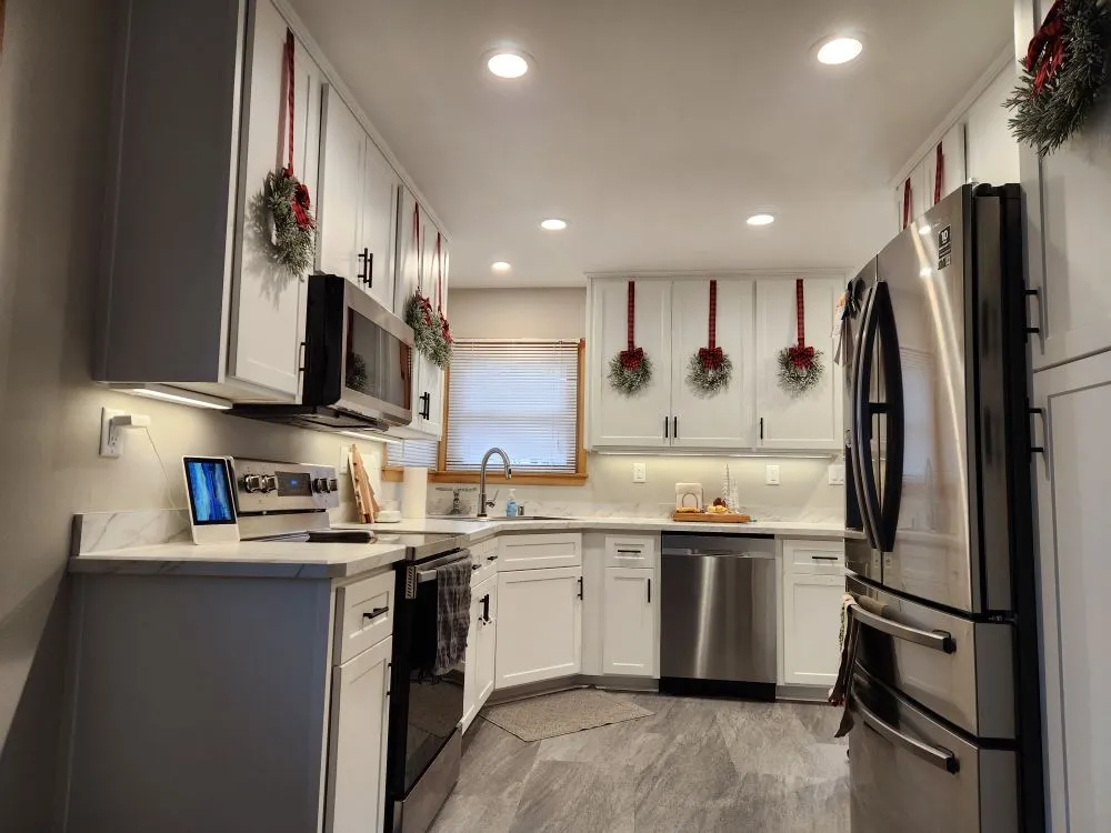 Expert electrician providing emergency electrical service in , 