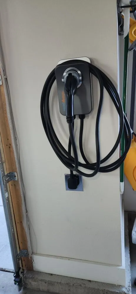 Emergency electrician providing emergency electrical service in , 