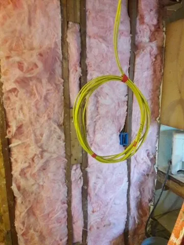 Licensed electrician providing emergency electrical service in , 