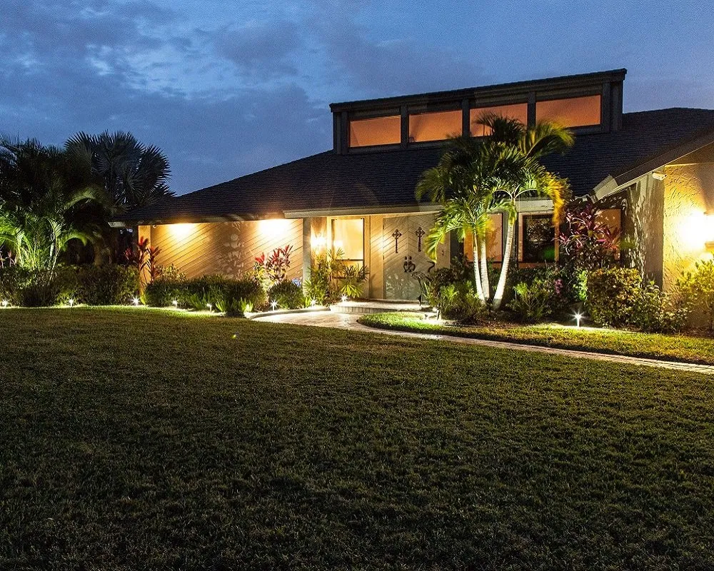 Licensed electrician providing electrical repair in , 