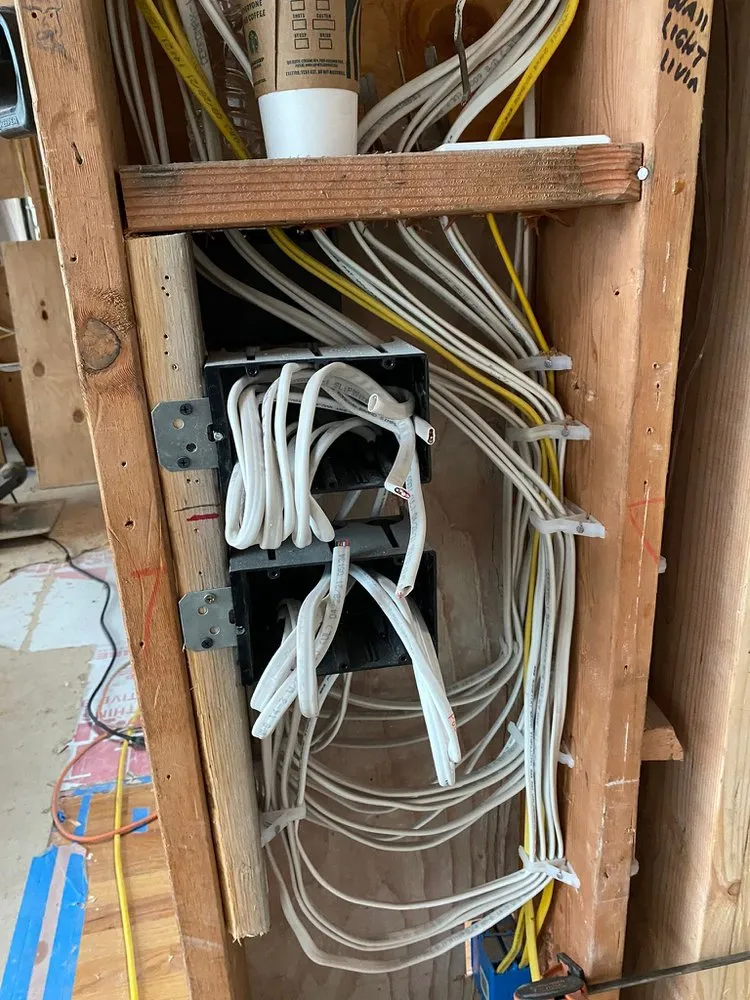 Emergency electrician providing lighting installation in , 