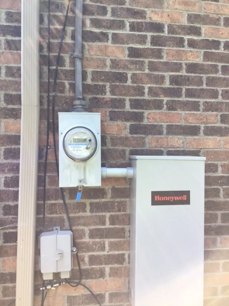 Expert electrician providing circuit breaker repair in Finleyville, PA - 855 Electrician