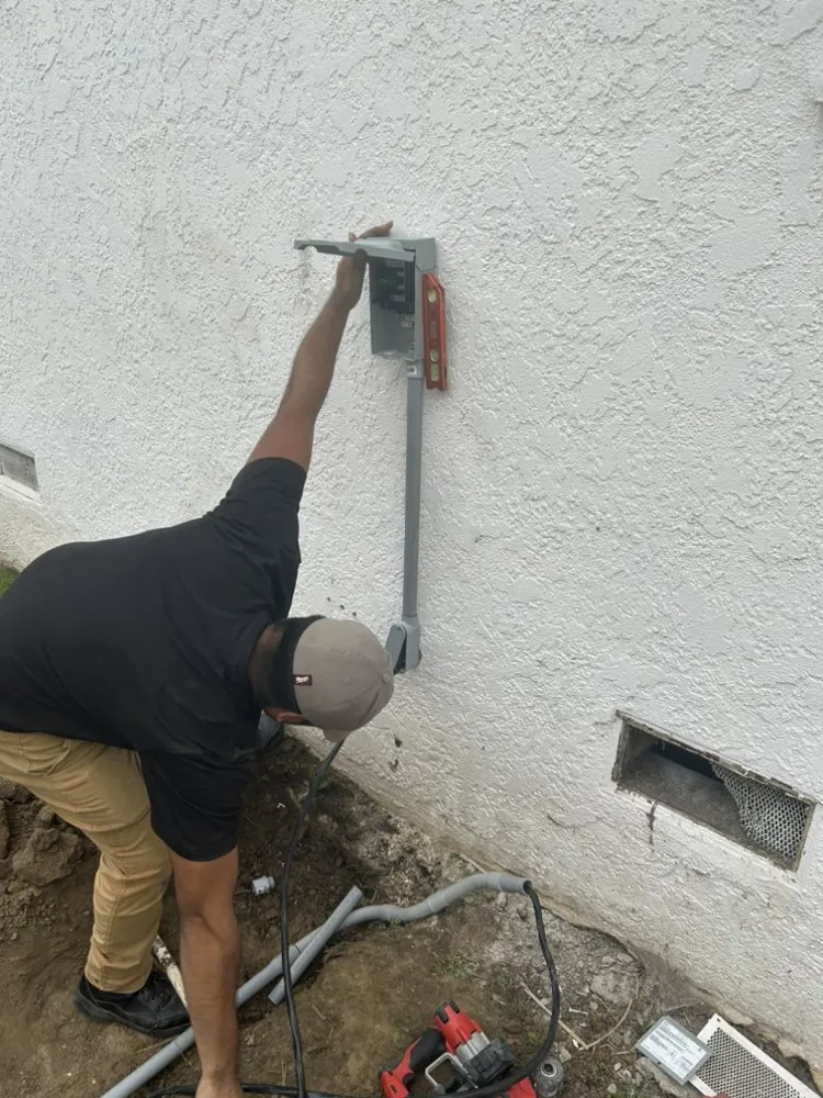 Slide of A & R  Electric and Master Tech