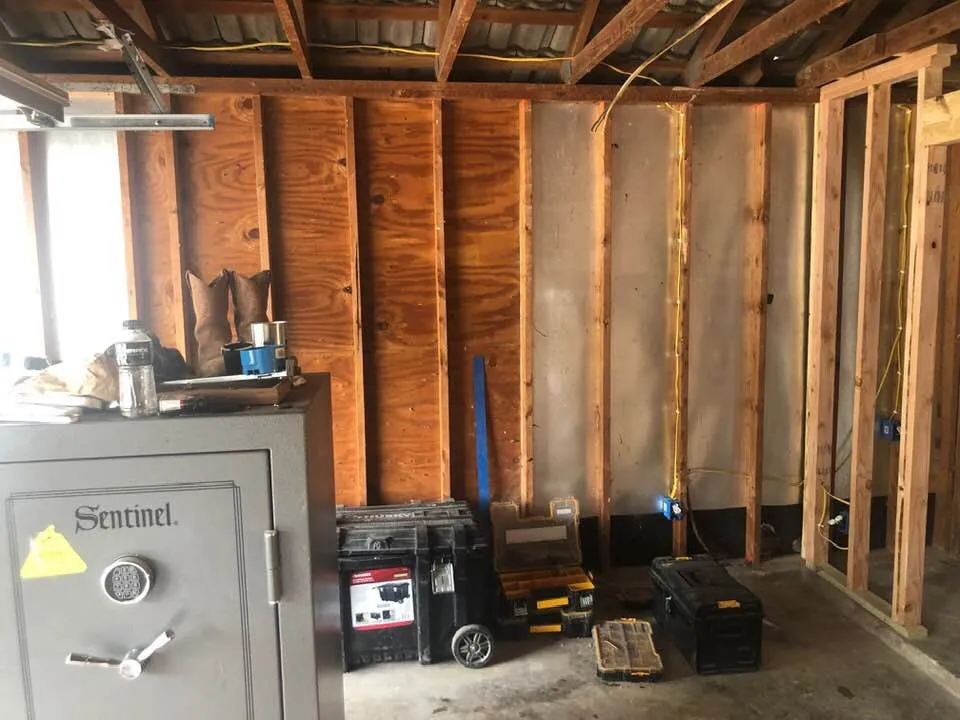 Reliable electrician providing emergency electrical service in , 