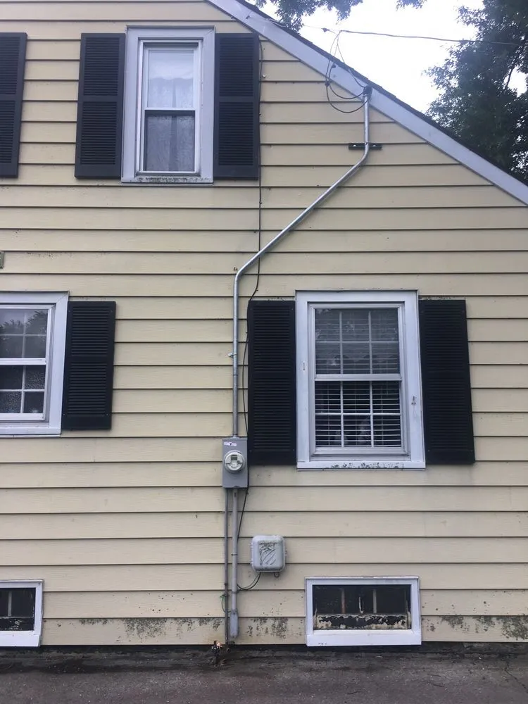 Emergency electrician providing circuit breaker repair in , 