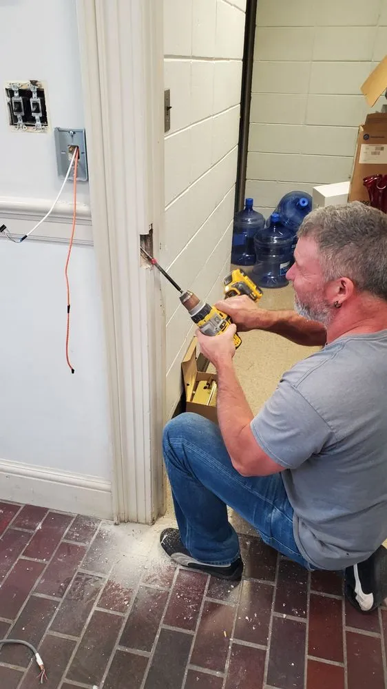 Certified electrical service for homes in wiring installation, by