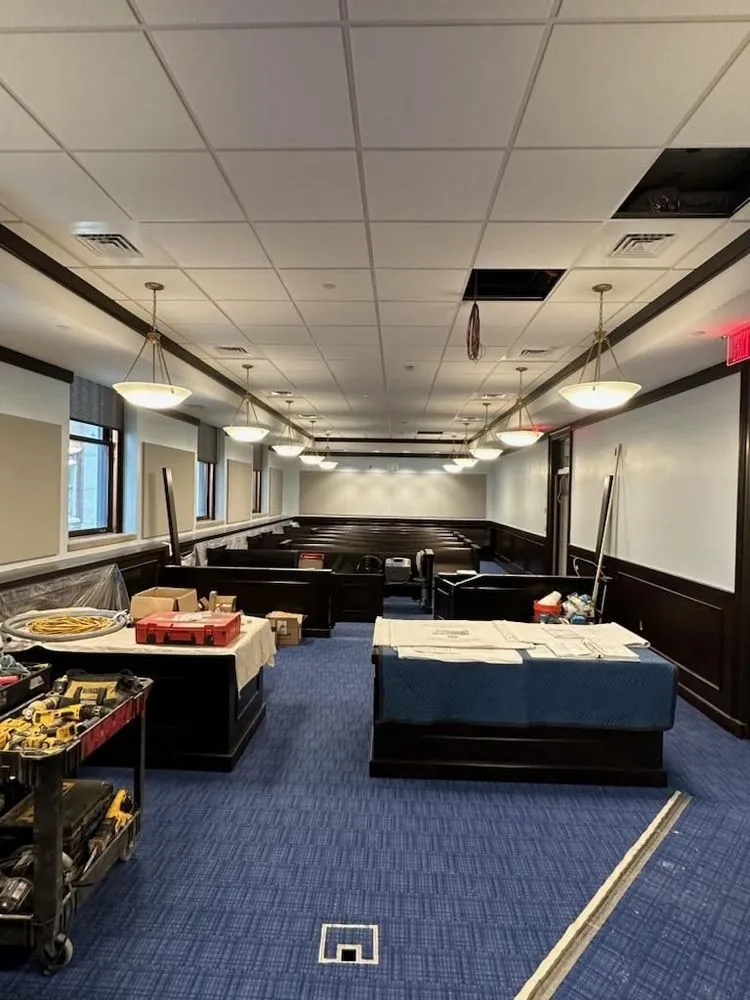 Emergency electrician providing wiring installation in ,