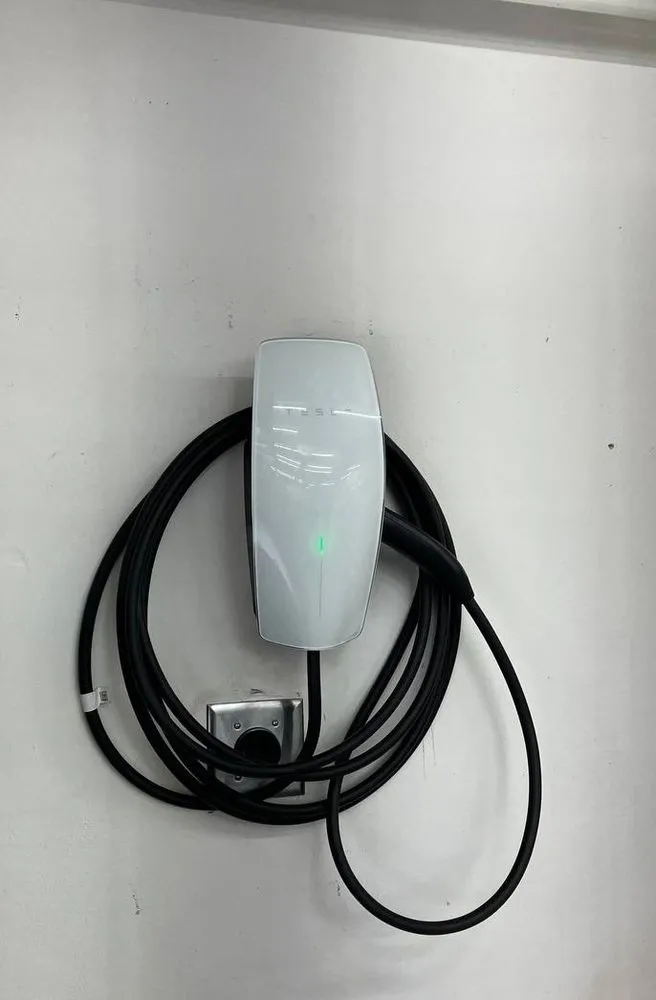 Expert electrician providing emergency electrical service in , 