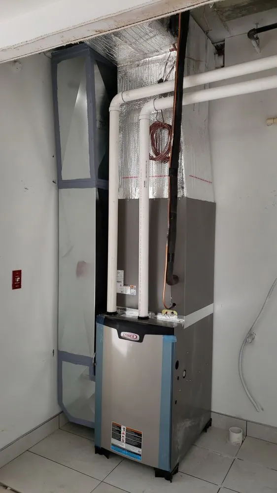 Professional electrician providing circuit breaker repair in , 