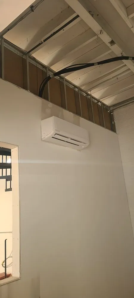 Certified electrician providing circuit breaker repair in , 