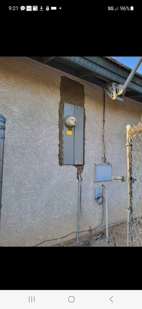 Emergency electrician providing electrical repair in , 