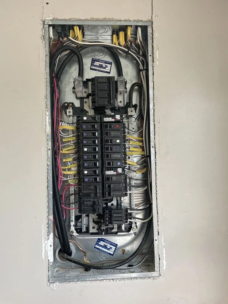 Emergency electrician providing electrical repair in , 