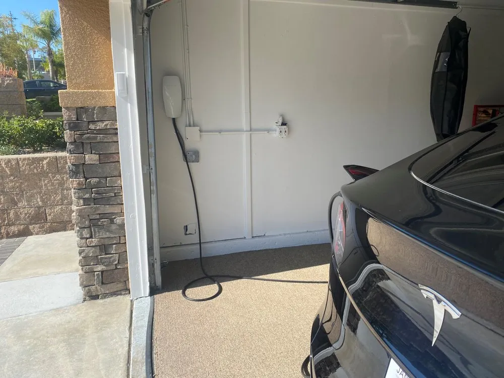 Affordable electrician providing emergency electrical service in ,