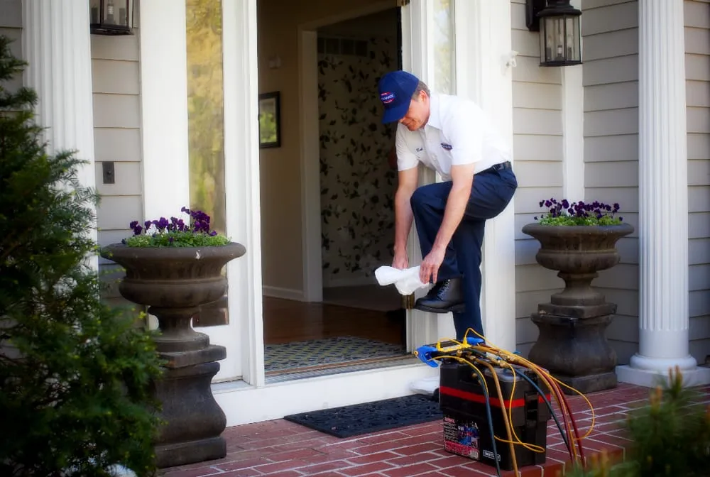 Licensed electrician providing circuit breaker repair in , 