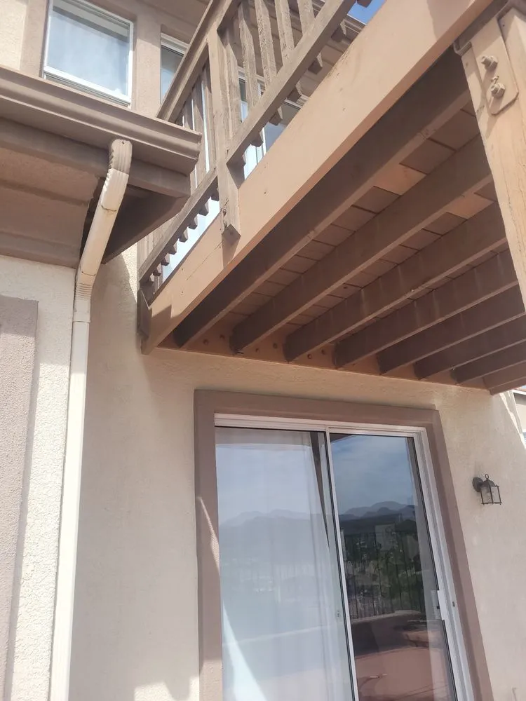 Professional electrician providing electrical repair in , 