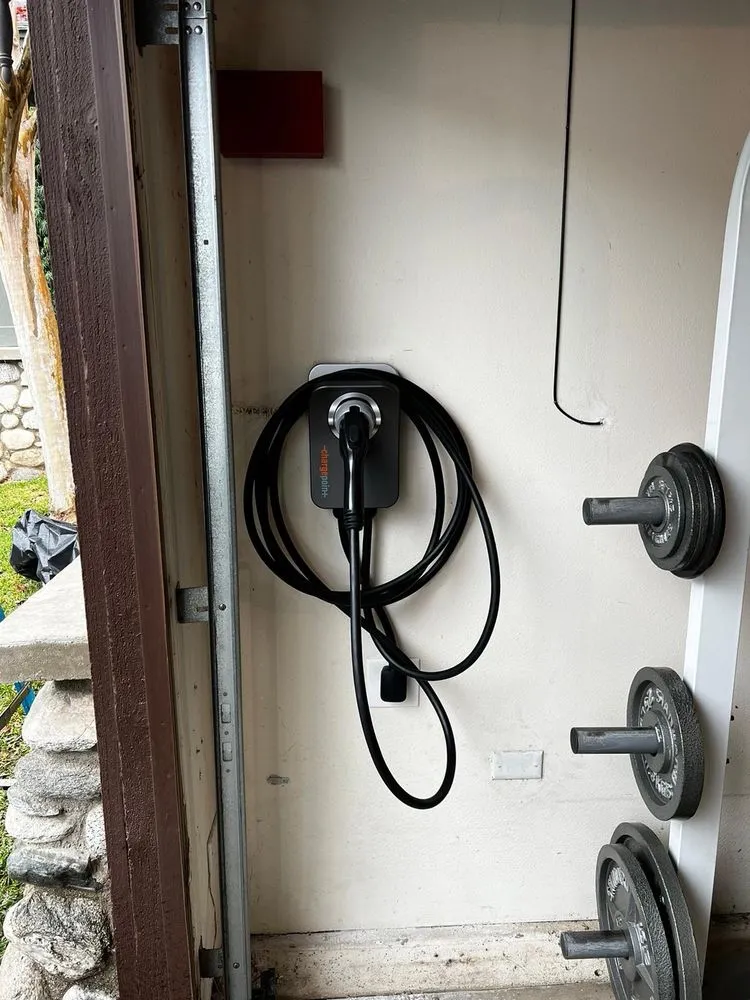 Emergency electrician providing electrical repair in , 