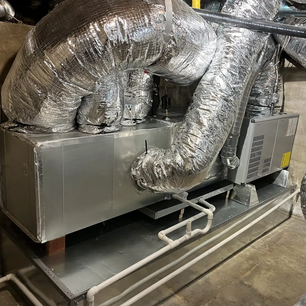 Licensed electrician providing emergency electrical service in , 