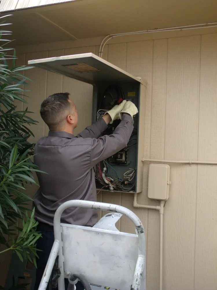 Professional electrician providing circuit breaker repair in , 