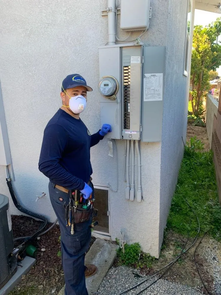 Licensed electrician providing circuit breaker repair in , 