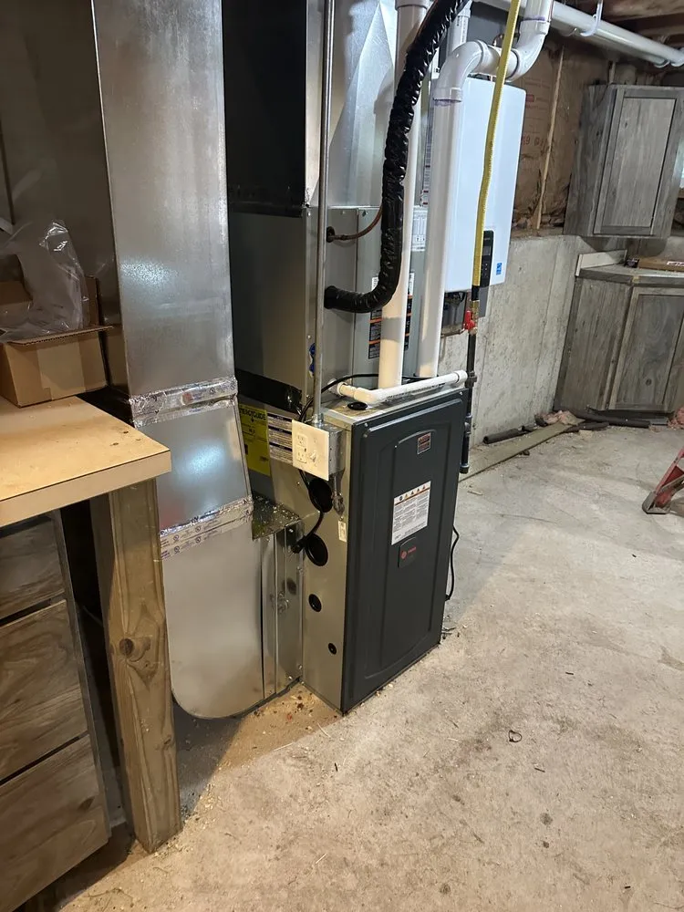 Licensed electrician providing electrical repair in , 