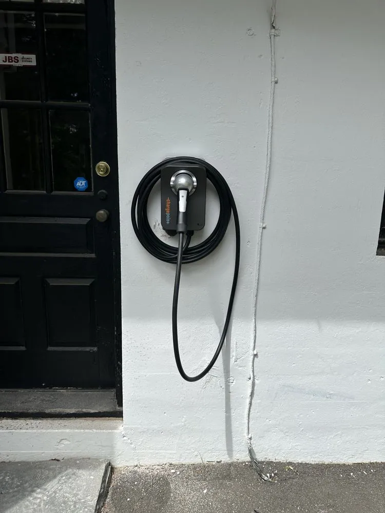 Certified electrician providing circuit breaker repair in , 