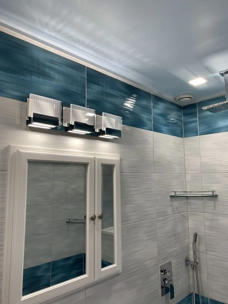 Emergency electrician providing circuit breaker repair in , 