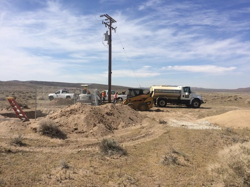 Licensed electrician providing electrical repair in , 