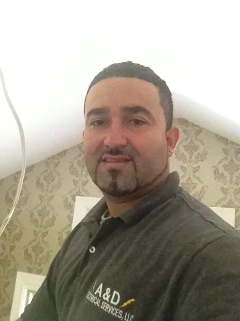 Emergency electrician providing electrical repair in , 