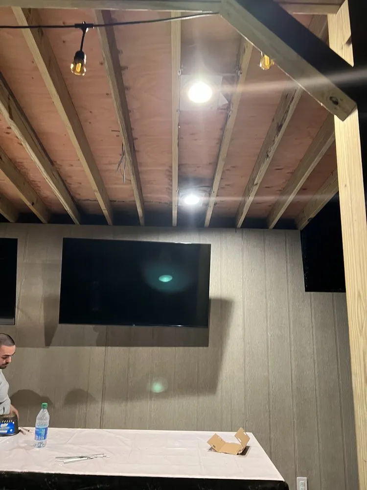 Reliable electrician providing electrical repair in , 