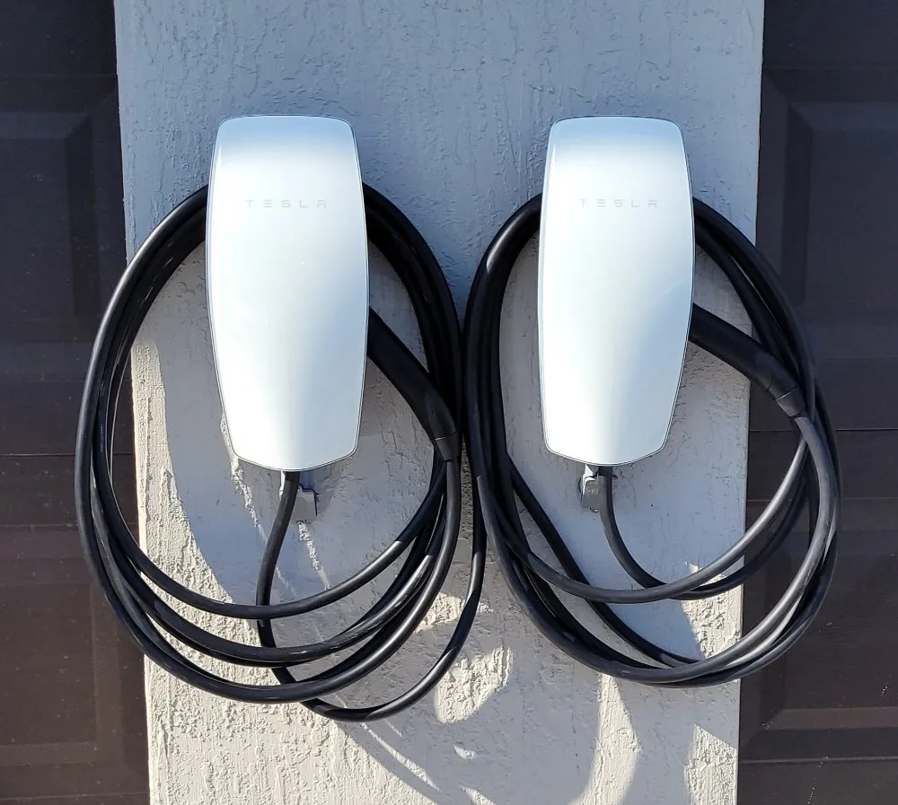 Expert electrician providing emergency electrical service in , 