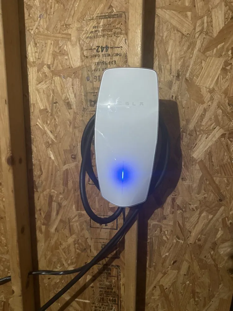 Certified electrician providing emergency electrical service in , 