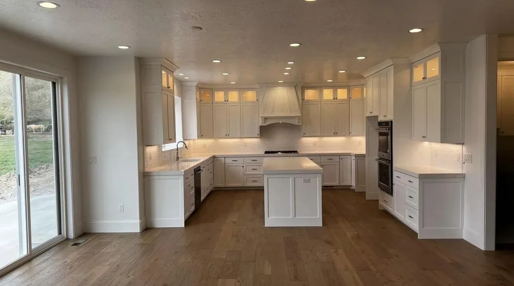 Emergency electrician providing lighting installation in ,