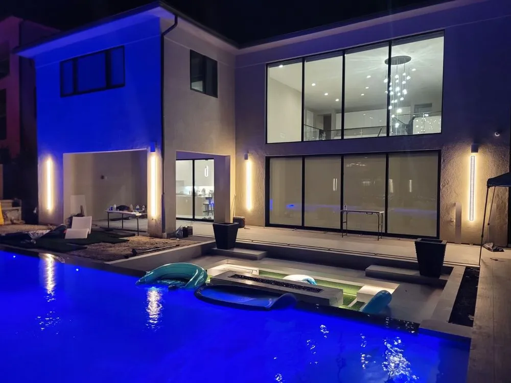 Licensed electrician providing circuit breaker repair in , 