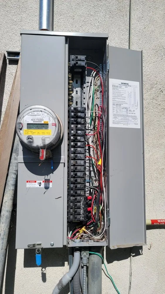 Licensed electrician providing electrical repair in , 