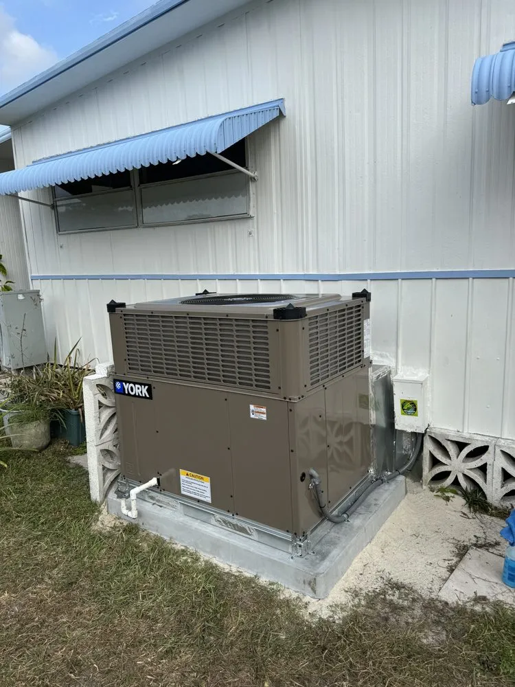 Professional electrician providing electrical repair in , 