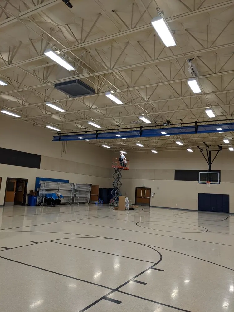 Licensed electrician providing emergency electrical service in , 