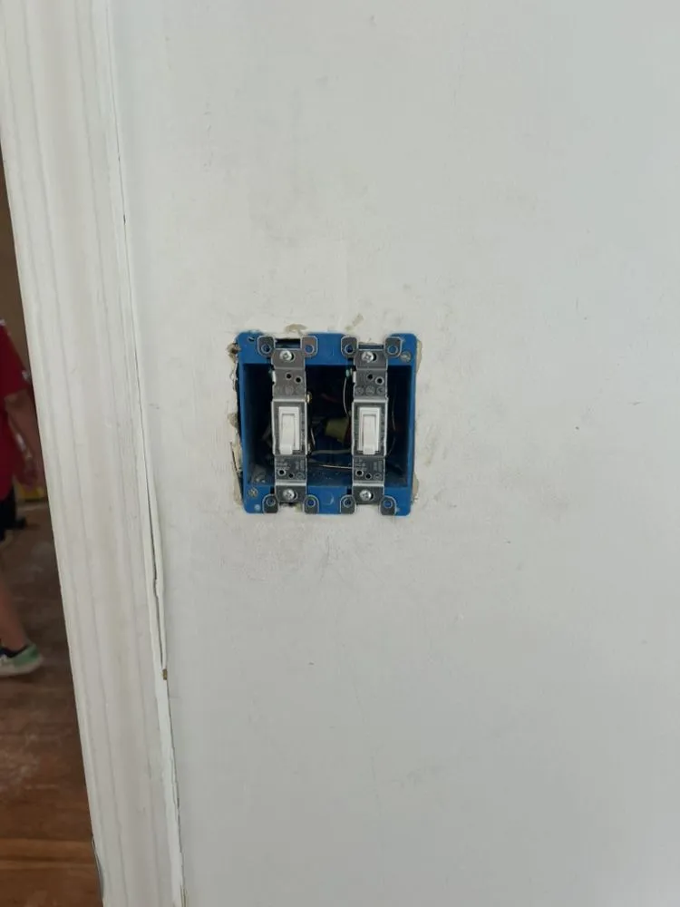 Affordable electrician providing electrical repair in , 