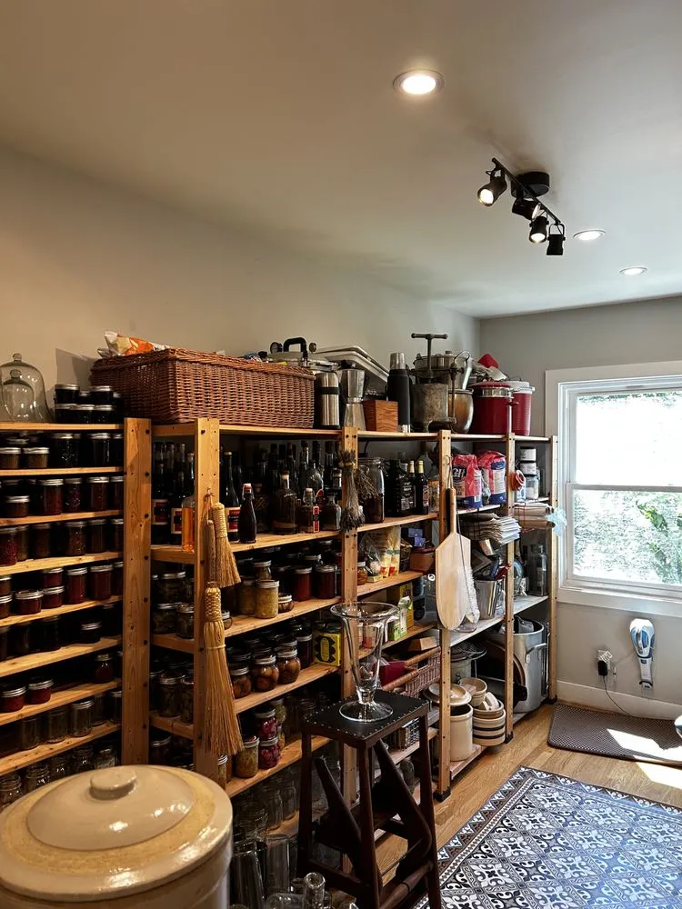 Emergency electrician providing emergency electrical service in ,