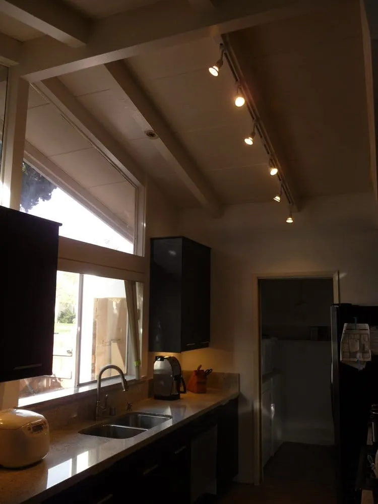 Emergency electrician providing lighting installation in Venice, CA - Alan Goldberg Contractors