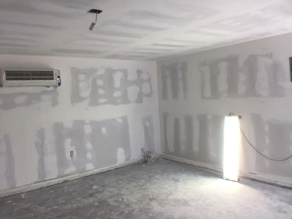 Professional outlet and switch repair in , by Alex La Construction