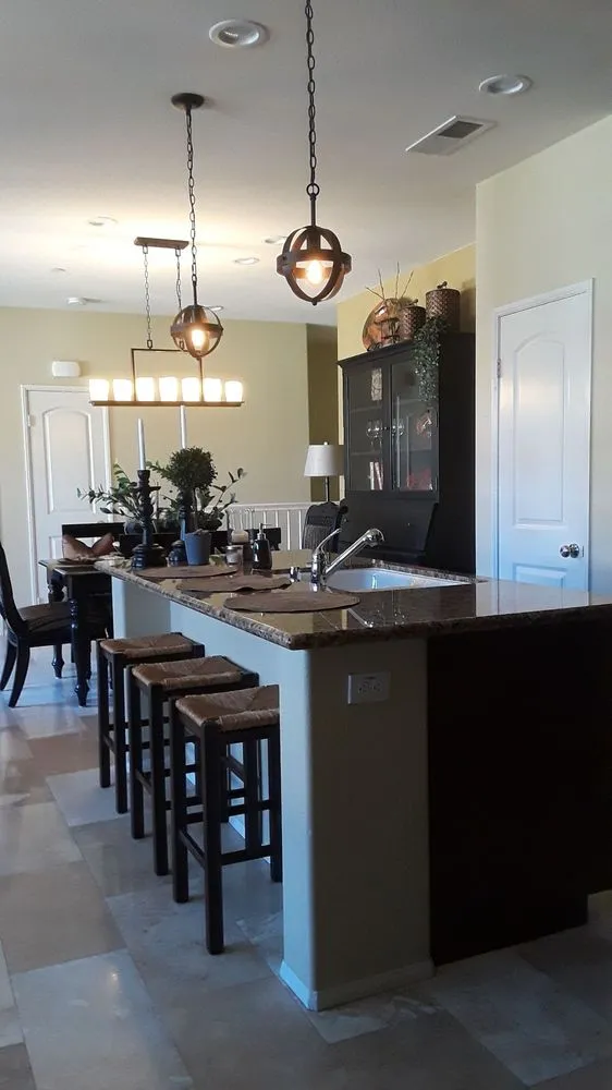 Licensed electrician providing circuit breaker repair in , 