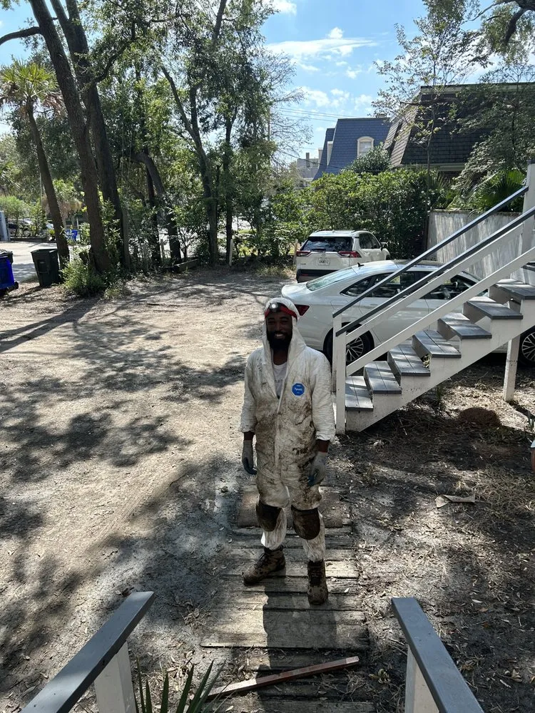 Affordable electrician providing emergency electrical service in , 