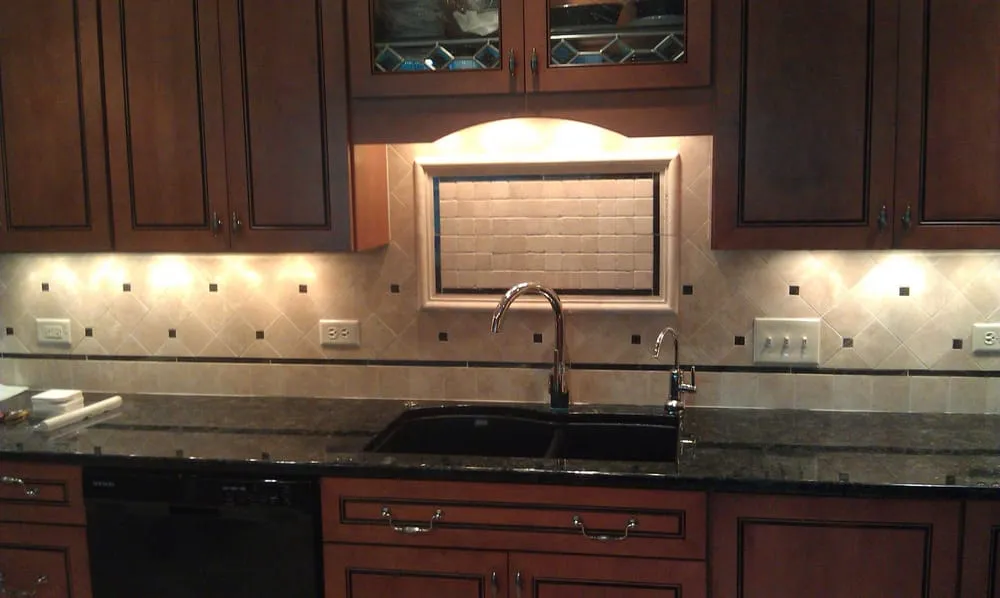 Licensed electrician providing electrical repair in , 