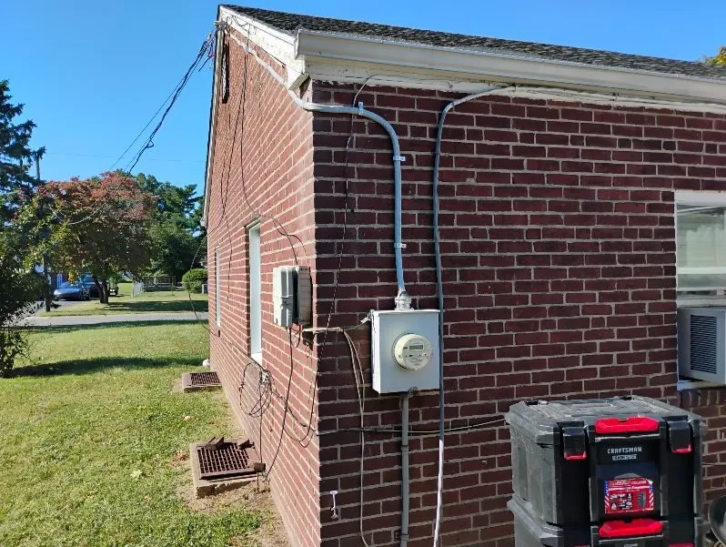 Trusted electrician providing emergency electrical service in , 