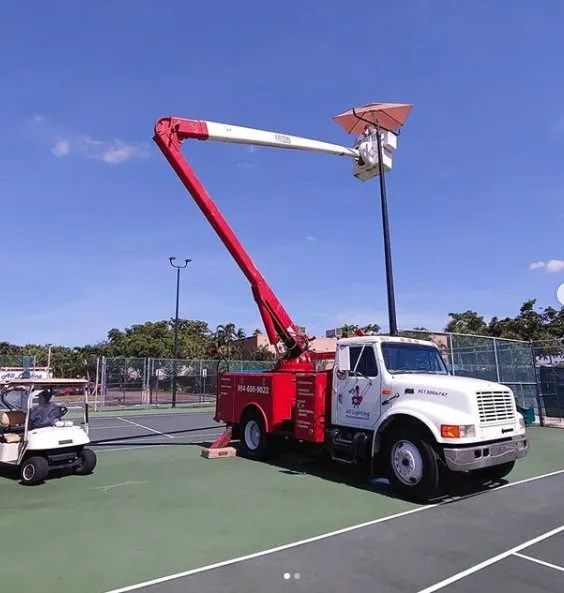 Emergency electrician providing circuit breaker repair in , 