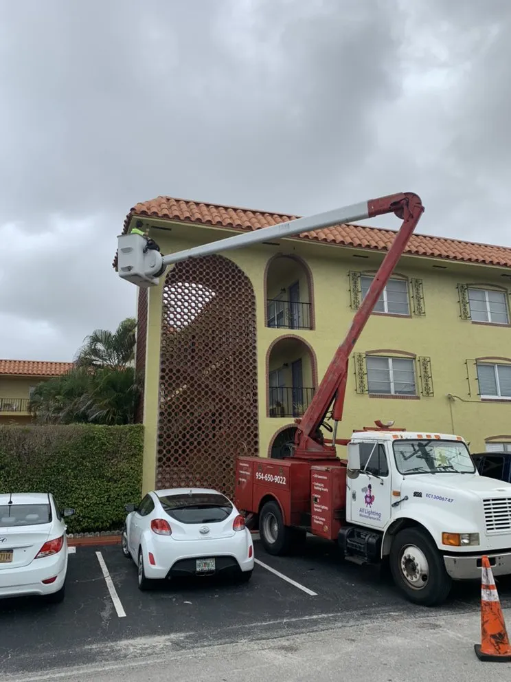 Expert electrician providing electrical repair in , 